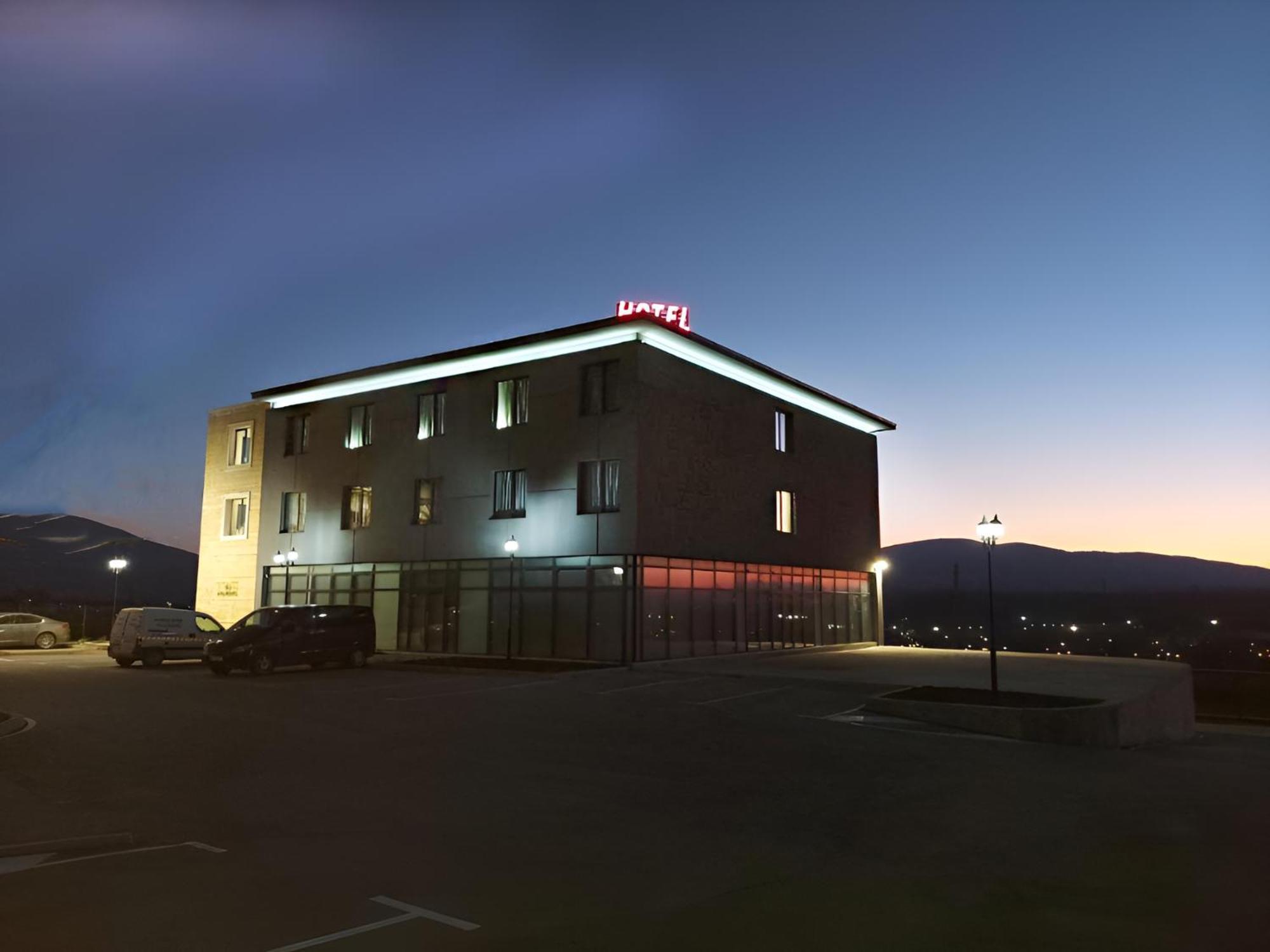 Хотел Антик Hotel Pernik Exterior photo